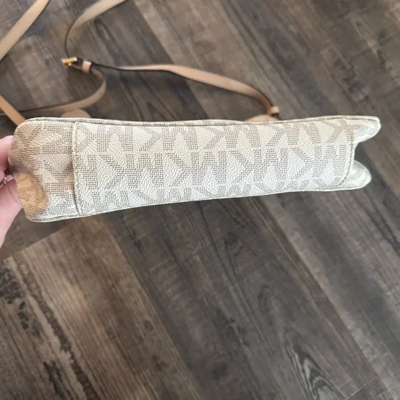 Michael Kors Cream and Tan Crossbody Bag with Wallet - Picture 4 of 12